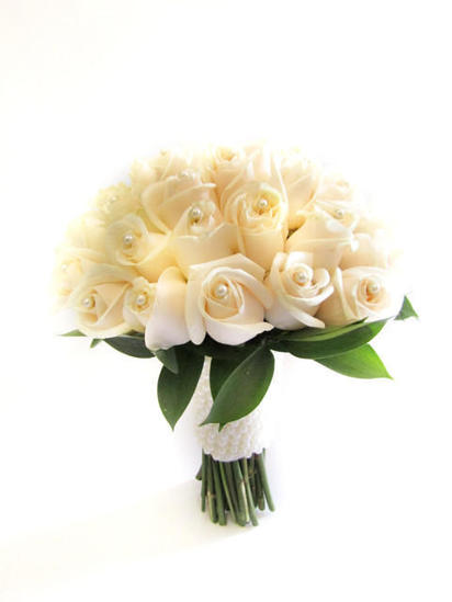 Bridal bouquet with cream roses and pearls